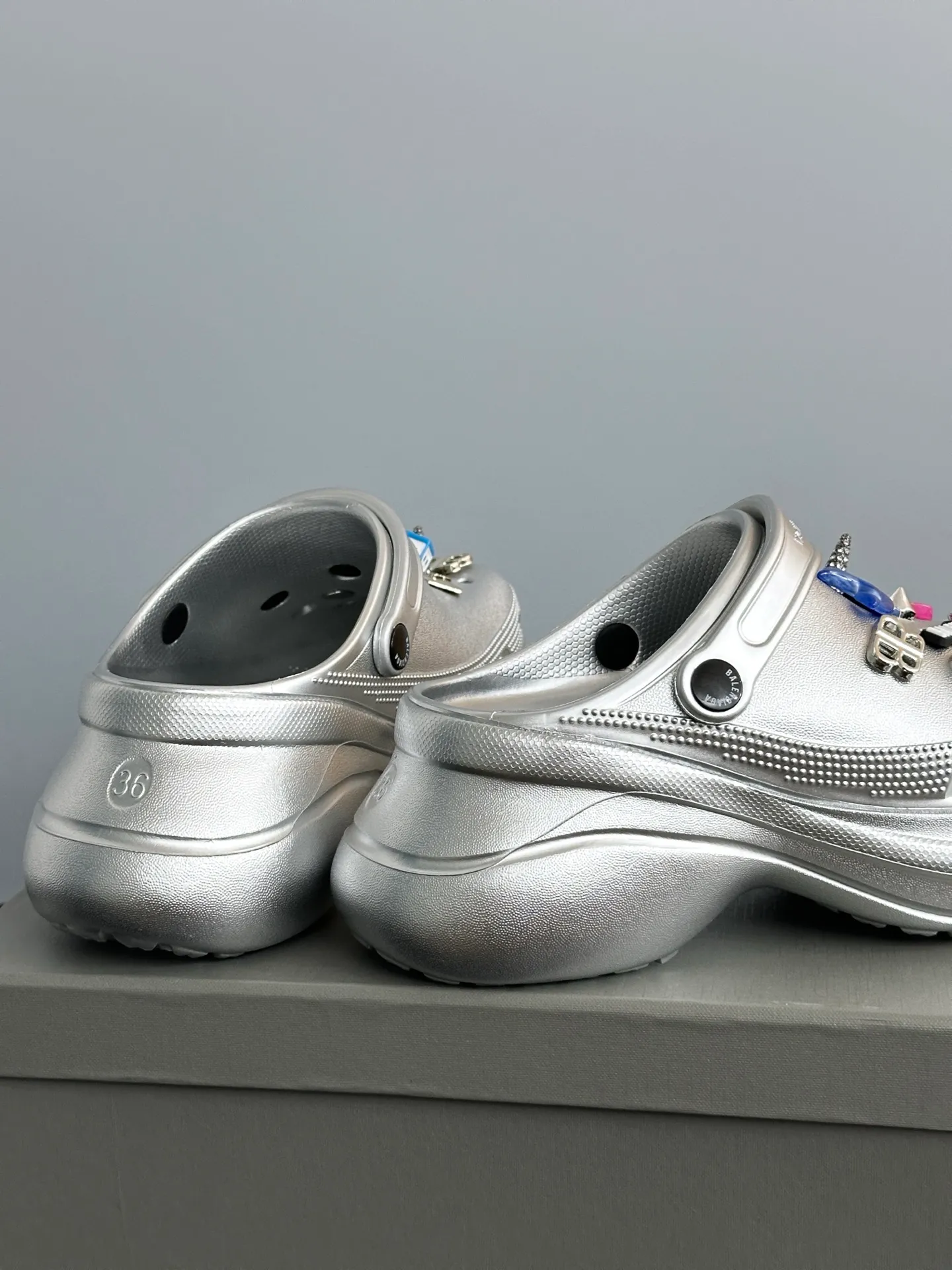 👟👟Ex-factory price 520👟👟 𝗕𝗮𝗹𝗲𝗻𝗰𝗶𝗮𝗴𝗮Heightening Crocs for Couples Original model opening. Original factory data. Men’s and women’s models with different graphics and pattern designs. DIY accessories with matching versions. 6cm heightening modo integrated shoe body structure. Lightweight material with high degree of detail restoration. Code number: 35-41 (40.41 non-refundable) Original packaging